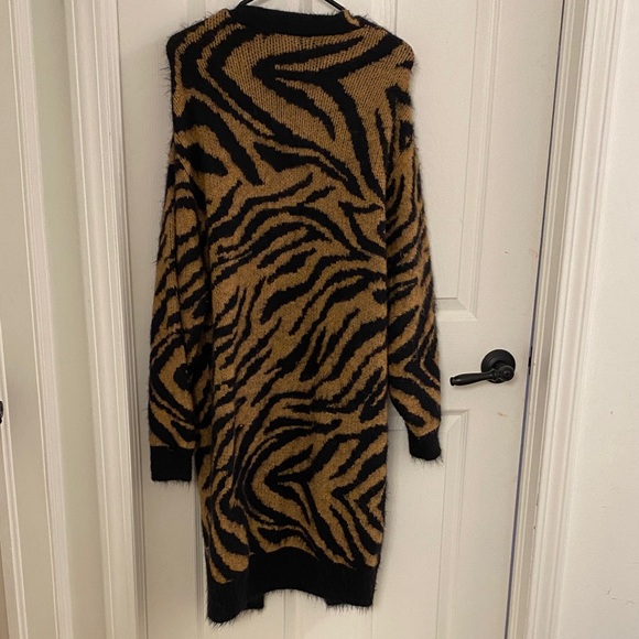 Stylish Black and Tan Women's Sweater - Picture 3 of 4